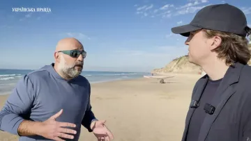  «Мене зробили крайнім»: Міндіч дав інтервʼю на пляжі в Ізраїлі