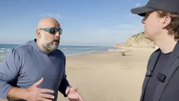  «Мене зробили крайнім»: Міндіч дав інтервʼю на пляжі в Ізраїлі