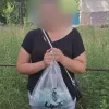 Несла 1,5 кг синтетичних наркотиків у пакеті, мов огірки з помідорами: у Києві спіймали жінку-наркодилерку