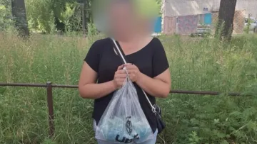 Несла 1,5 кг синтетичних наркотиків у пакеті, мов огірки з помідорами: у Києві спіймали жінку-наркодилерку