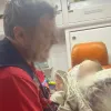 Матір майже на тиждень залишила немовля самого без води та їжі: чи вижила дитина та що загрожує дівчині