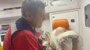 Матір майже на тиждень залишила немовля самого без води та їжі: чи вижила дитина та що загрожує дівчині