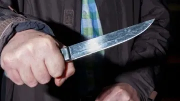 На Одещині чоловік штрикнув ножем жінку, бо та не дала чарку оковитої: чи вижила панянка і що загрожує пияку