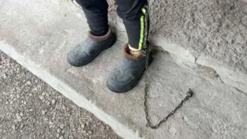 В дитбудинку на Кіровоградщині дівчину з інвалідністю тримали на ланцюгу мов собаку: що загрожує виховательці