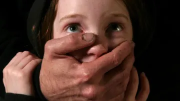 Хотів лише обійняти: на Дніпропетровщині перед судом постане пенсіонер, який розбещував 12-річну дівчинку