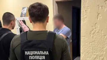 Хотів розпестити 13-річну дівчинку та ще й заробити на ній: у Сумах спіймали педофіла