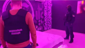 Секс-іграшки і жіноча білизна: у Луцьку 66-річний пенсіонер перетворив власну квартиру на бордель – вирок суду