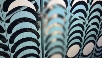 У Київській області чоловік вбив пса, повісивши його на паркані: що загрожує нелюду