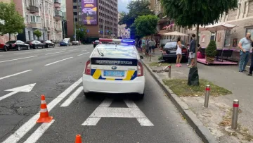 В усьому винний телефон: у Києві Mercedes зруйнував терасу кафе — поліція розповіла деталі