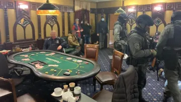 Блекджек, алкоголь, але без дівчат: у Харкові чоловік влаштував казино у магазині