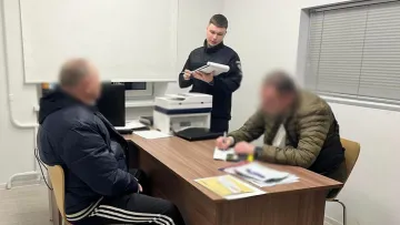 Водій побив інспекторку з паркування в Києві: момент нападу потрапив на відео – йому загрожує до п’яти років позбавлення волі