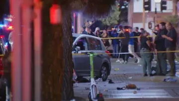 У Голлівуді автомобіль на повній швидкості в'їхав у натовп людей: відомо про кількість постраждалих