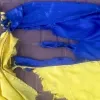 У Польщі судитимуть трьох чоловіків, які напилися і здійснили наругу над прапором України: що їм загрожує