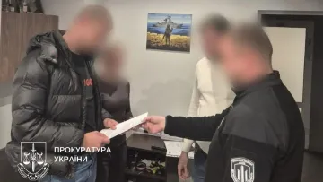 Поліцейські побили чоловіка біля ТЦК і отримали покарання: відео зухвалого вчинку