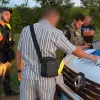 На Харківщині спіймали «прокурора», який погрожував липовим посвідченням охоронцю на пляжі: що йому «світить»