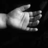 На Закарпатті жінка не доглядала та не годувала дівчинку від чого дитина померла: яке покарання отримає горе-мати