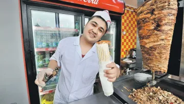 Молодик з Дніпра пограбував кіоск з шаурмою та зробив селфі на згадку: як виглядає недолугий злочинець – фото