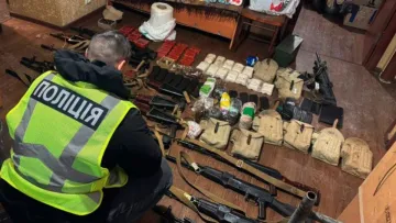 16 автоматів, 150 кг вибухівки й не лише: на Полтавщині спіймали чоловіка, який мав склад зброї на продаж