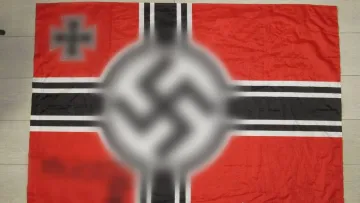 У Києві співробітниця суду позувала із нацистською свастикою: відома реакція її керівництва та поліції