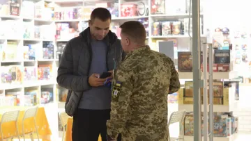 Напад на ТЦК: чоловік атакував військових гранатою, пістолетом і ножем – чи відправив його суд за грати