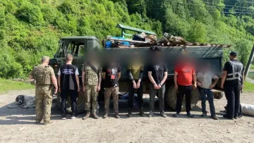 Ухилянти в козячих шкурах: на Закарпатті затримали чоловіків, які прямували до Румунії з худобою