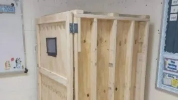 «Кричати та плакати»: в одній зі шкіл восьмирічного хлопчика з аутизмом тримали у клітці, мов пса