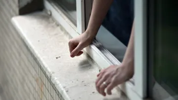 В Запоріжжі жінка викинула з вікна 9-го поверху восьмирічну доньку і стрибнула сама: чи живі обоє