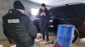 Десятки тисяч пляшок і мільйонні прибутки: на Тернопільщині чоловіки облаштували горілчаний завод просто у підвалі