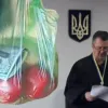 На Дніпропетровщині суддя ніс хабар в прозорому пакеті з яблуками: яке покарання загрожує хапузі