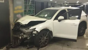 У Києві водійка переплутала педалі прямо на території ТЦ: чим завершилась ДТП