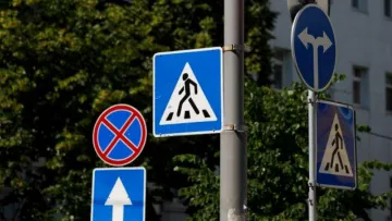 Розгулювали по місту з викраденими дорожніми знаками: у Чернігові поліцейські викрили незвичну крадіжку