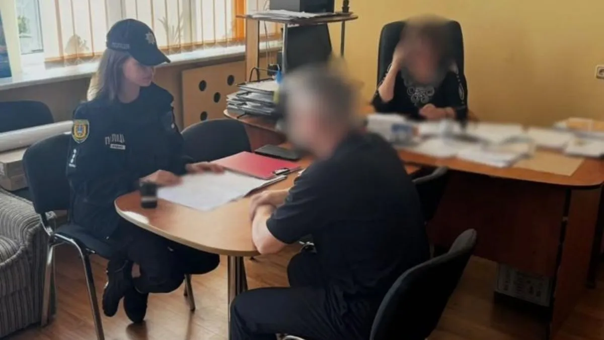 З люттю бив по голові та зламав палець: на Одещині викладач завдав тілесних травм студенту – як його покарали