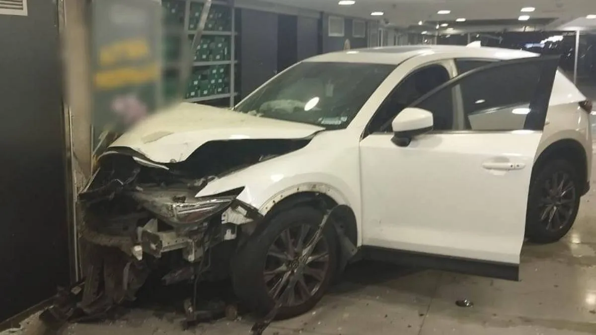 У Києві водійка переплутала педалі прямо на території ТЦ: чим завершилась ДТП