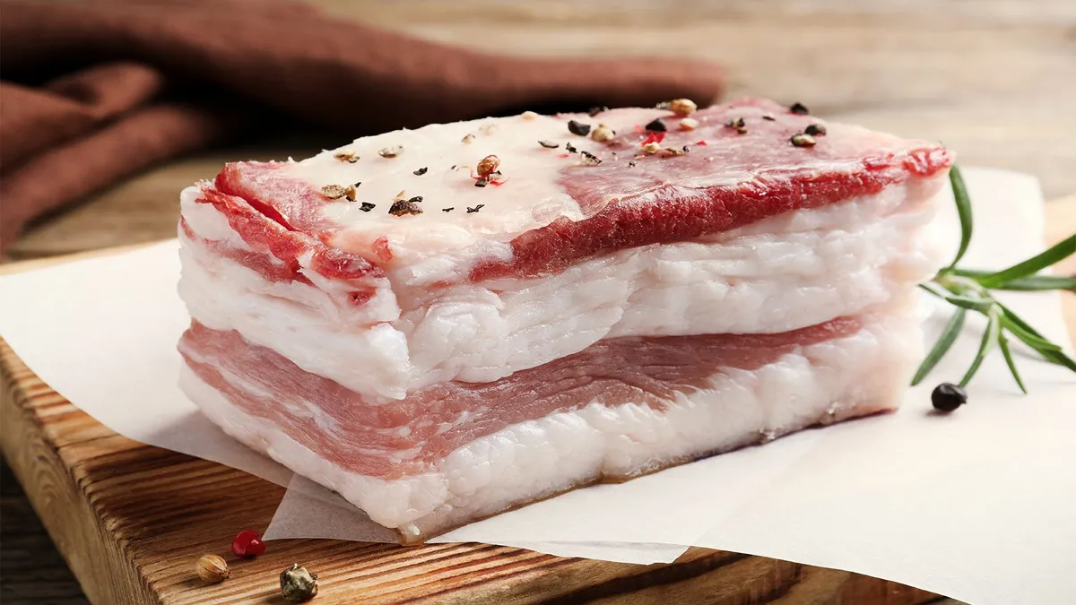 «Тане в роті»: кулінарка показала рецепт сала, який не псується ніколи