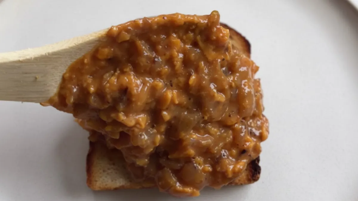 Найсмачніша яєчня для сніданку вихідного дня: рецепт страви з карамелізованою цибулею