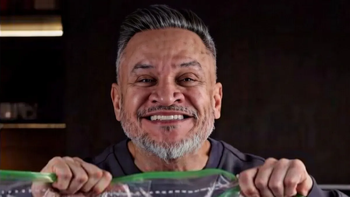 «Кожна хвилина зі світлом – на вагу золота»: Ектор Хіменес-Браво показав курячі заготовки для морозилки