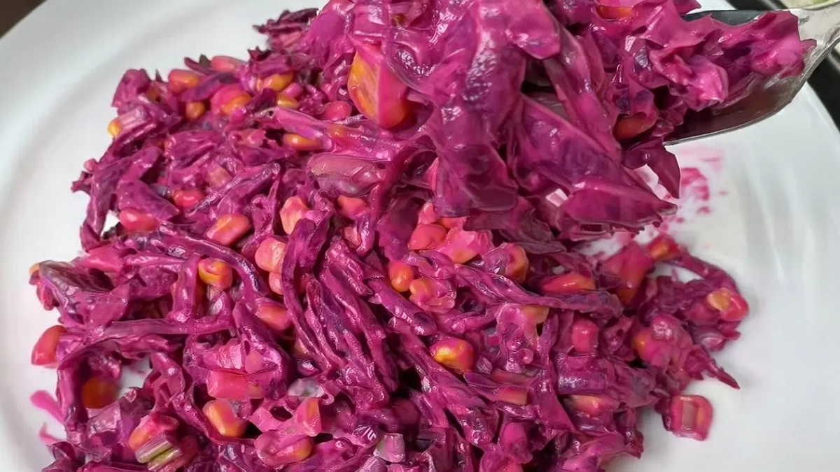 Салат, який захочеться повторити: швидкий рецепт із запеченого буряка