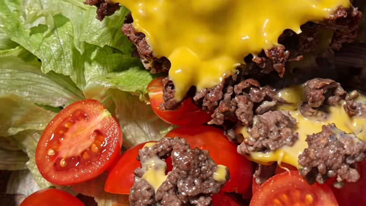 «Вдома зробити легше і простіше»: блогерка показала рецепт салату «Чізбургер»