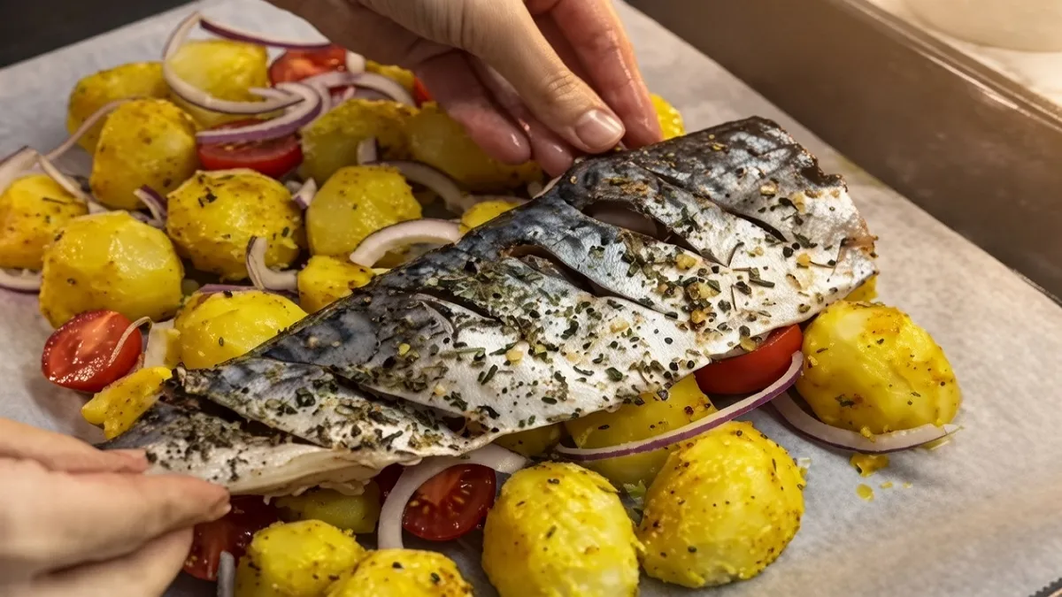 Забудете про інші рецепти: як приготувати соковиту скумбрію з картоплею за 20 хвилин