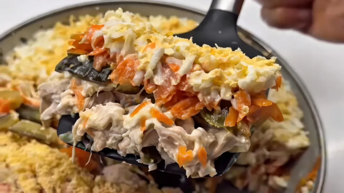 Ситна вечеря без зайвих калорій: як поєднати курку, яйця та мариновані огірки в корисному салаті