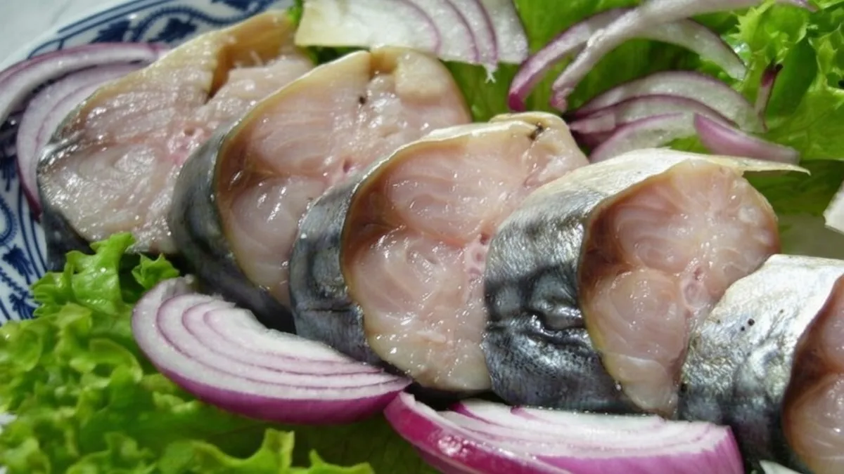 20 хвилин – і готово: малосольна скумбрія без маринаду стала хітом домашніх кухонь