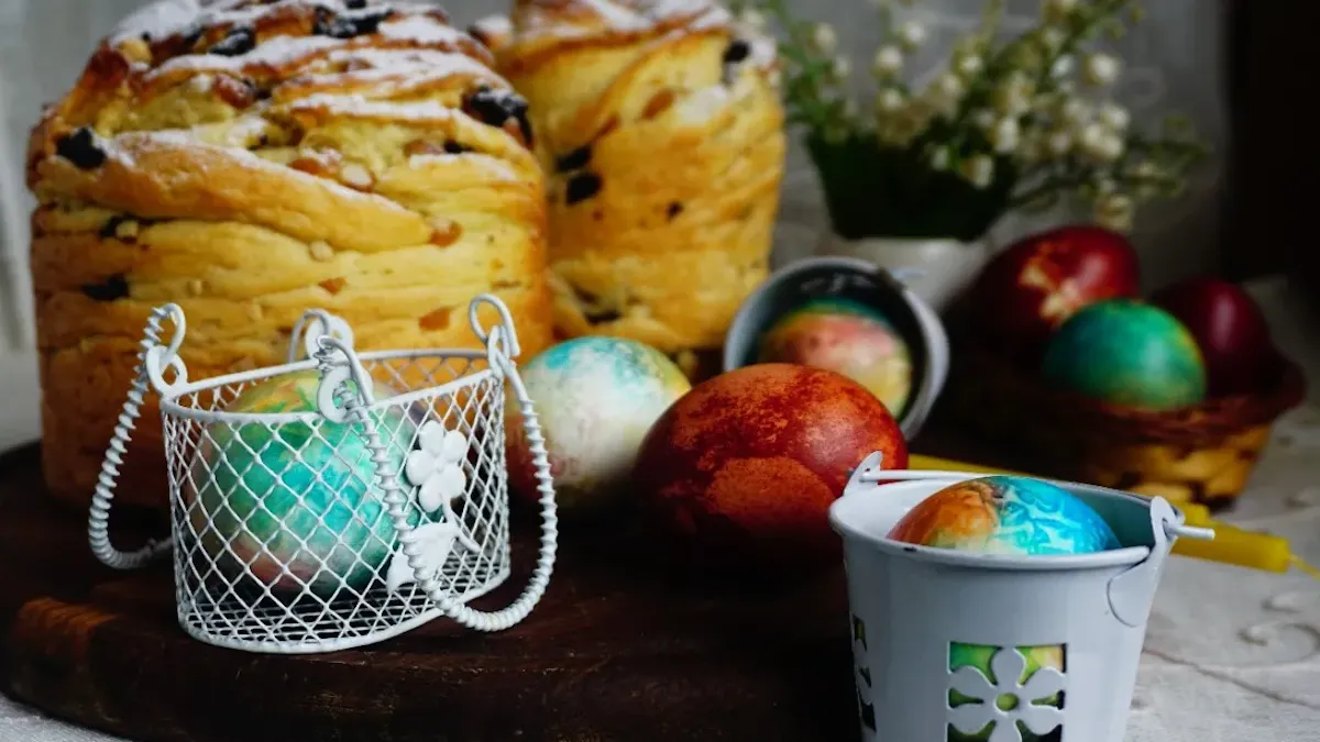 Ватна паличка, фарба й оцет: простий рецепт мармурових крашанок до Великодня