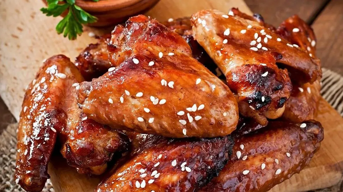 Хрумкі та пікантні: як приготувати гострі крильця в пивній карамелі