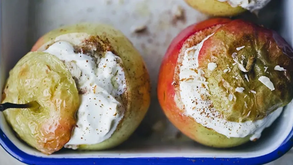 Ніжний десерт із духовки: як приготувати яблука з сирною начинкою за рецептом господині