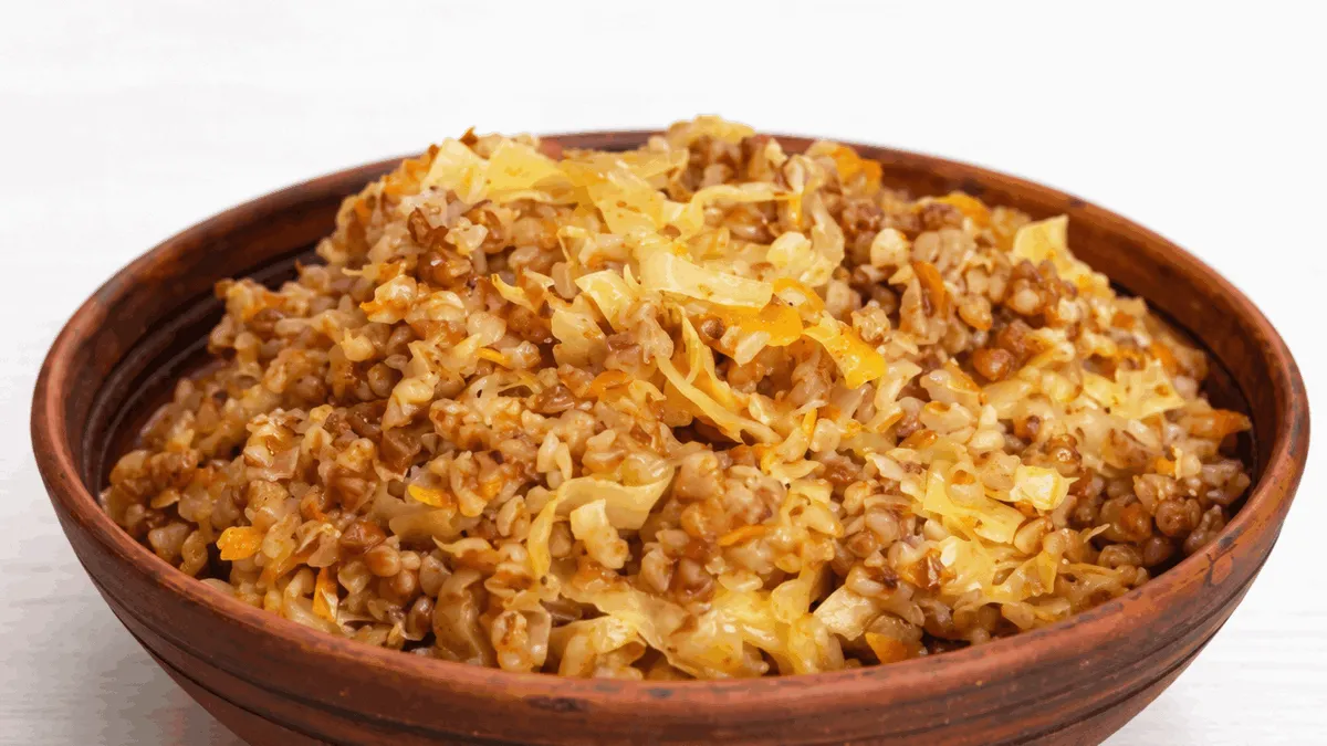 Ідеальний гарнір для посту: як приготувати гречку з капустою у доповнення до інших страв