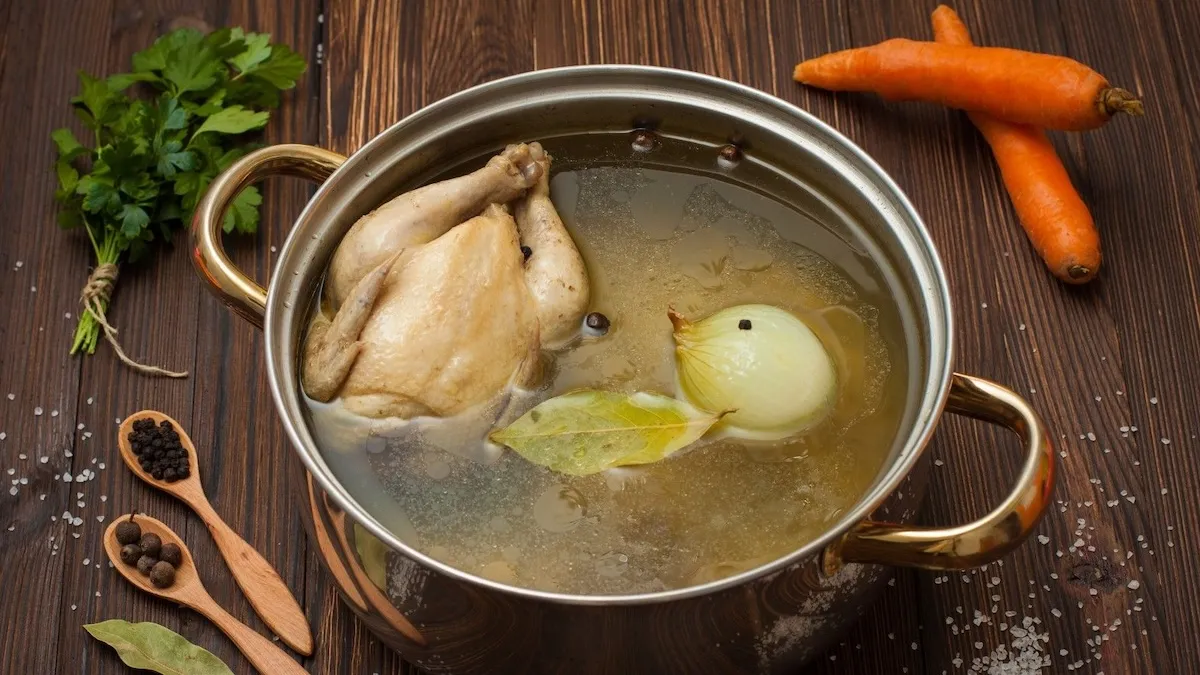 Шеф-кухарка Мартиновська розкрила правду: чому варто пити бульйон щодня