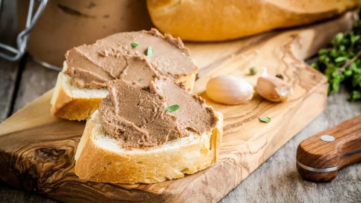 Ніжний паштет із грибним акцентом: рецепт універсальної закуски із курячої печінки на кожен день