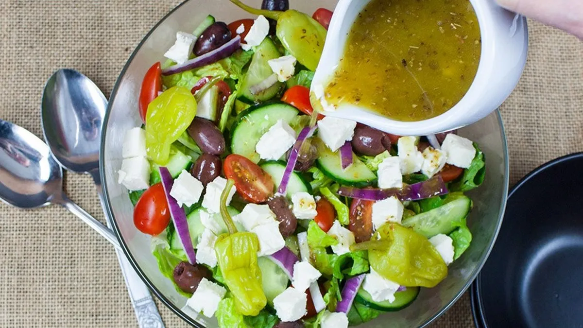 Ідеальний соус для салатів в італійському стилі: простий рецепт дресингу, який покращить вашу страву