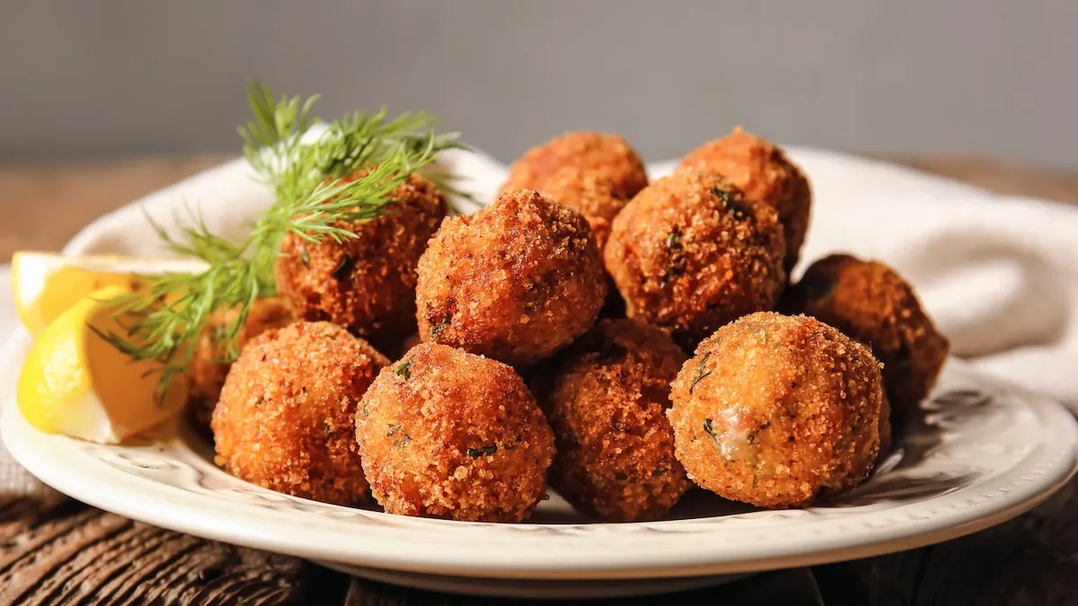 Рибні кульки з моцарелою: рецепт страви, яка підкорює з першого разу