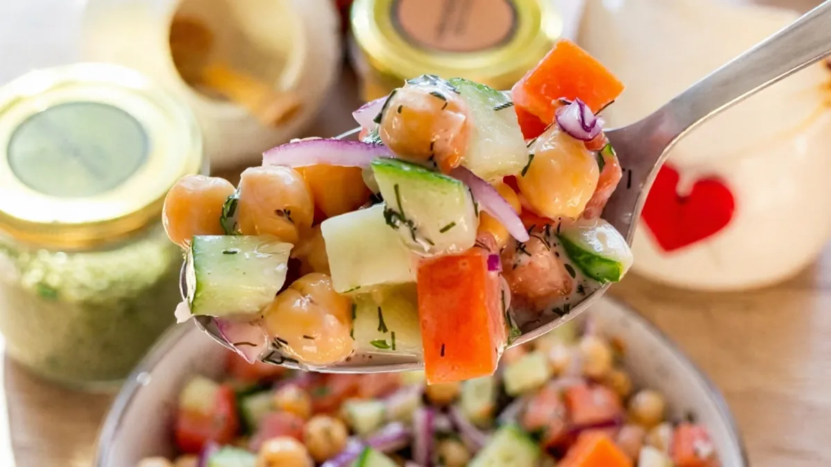 «Соковито, ситно і дуже смачно»: фудблогерка поділилась рецептом пісного салату із нутом